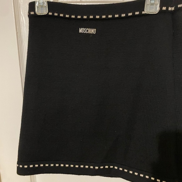 Womens black sweater, 2 stylish front pockets MOSCHINO skirt. - Picture 4 of 4